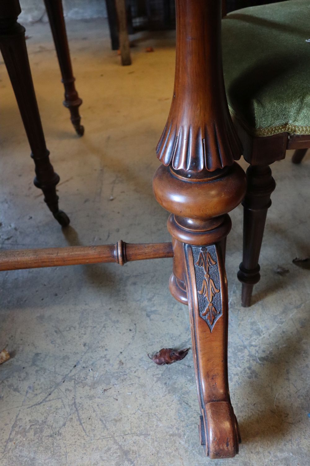 A Victorian burr walnut library table, 121 x 60cm